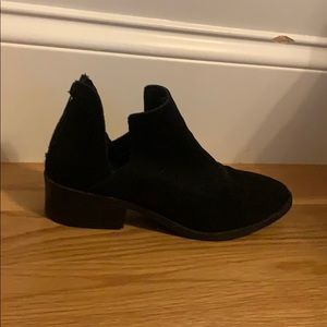 STEVE MADDEN OPEN SIDE BOOTIES!